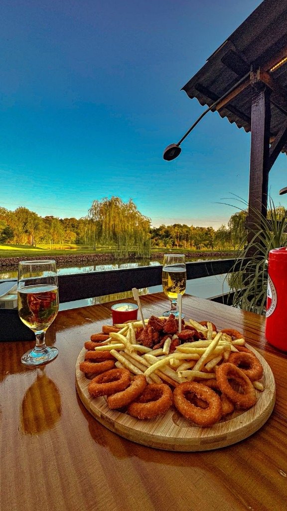 Mesa ao ar livre no Pier 307 com petiscos e vista para o lago