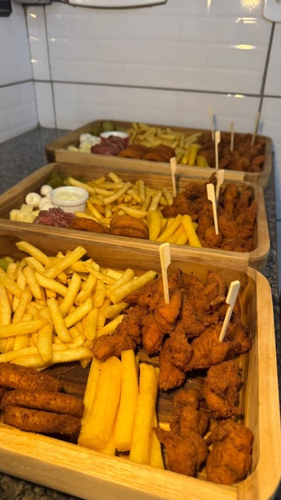 Bandejas de petiscos do Pier 307 — fritas, polenta e porções para dividir